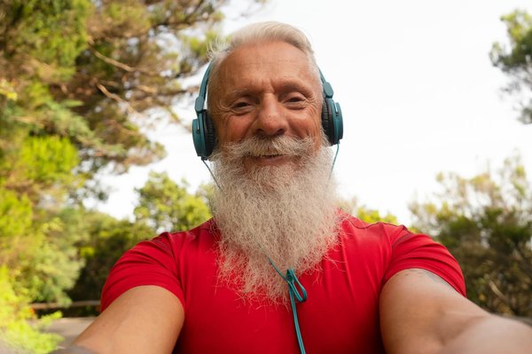 Come posso insegnare a un gatto di razza Chartreux a convivere pacificamente con un coniglio domestico?